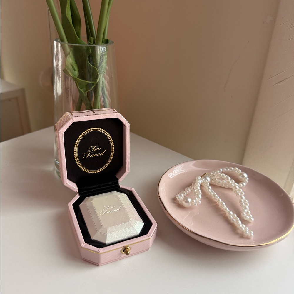 Too Faced Diamond Light Highlighter - White and Silver - Picture 5 of 11